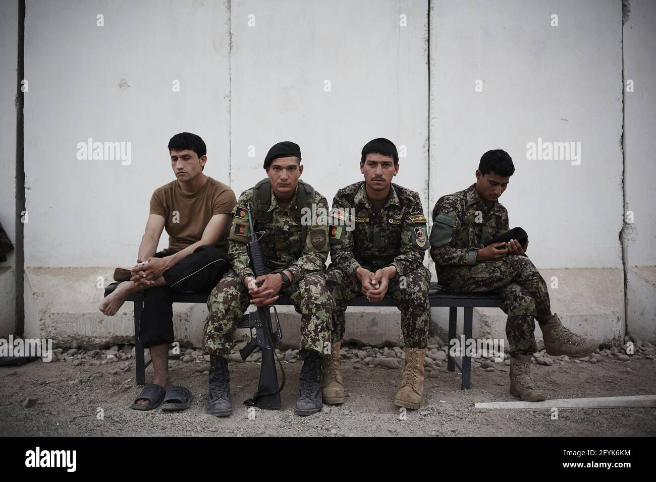 ***el galardonado fotógrafo de Sipa Sebastiano Tomada pasó varias semanas dentro del Ejército Nacional afgano - viajando al puesto de avanzada de combate en la provincia de Laghman, viviendo con las tropas y presenciando el inicio de la temporada de combate 2013***Afganistán ha visto un comienzo muy activo de su temporada de combate en 2013. Las Fuerzas de Seguridad Nacional afganas, en particular la ANA (AfghanNationalArmy), han estado en el primer plano de la lucha, mientras que la Fuerza Internacional de asistencia para la Seguridad, encabezada por la OTAN, se ha desacoplado en gran medida y ha pasado a desempeñar un papel de apoyo, asesoramiento y capacitación mientras se prepara para ella Foto de stock