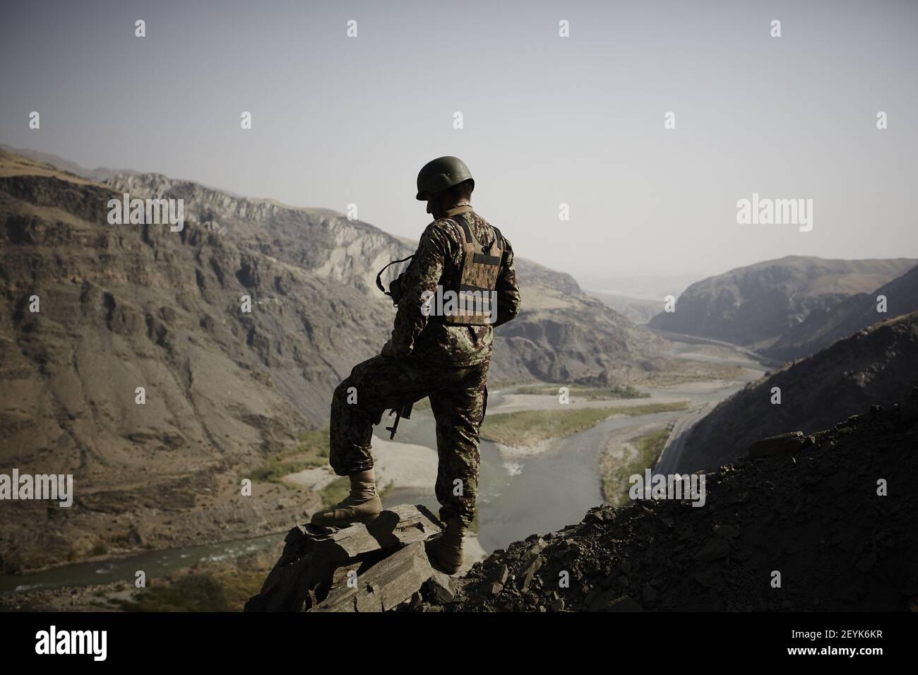 ***el galardonado fotógrafo de Sipa Sebastiano Tomada pasó varias semanas dentro del Ejército Nacional afgano - viajando al puesto de combate en la provincia de Laghman, viviendo con las tropas y presenciando el inicio de la temporada de combate 2013***un soldado del Ejército Nacional afgano domina un valle en el este de Afganistán. Afganistán ha visto un comienzo muy activo de su temporada de lucha en 2013. Las Fuerzas de Seguridad Nacional afganas, en particular la ANA (AfghanNationalArmy), han estado en el primer plano de la lucha, mientras que la Fuerza Internacional de asistencia para la Seguridad, encabezada por la OTAN, se ha desacoplado en gran medida Foto de stock