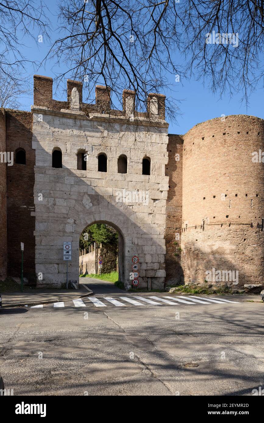 Roma. Italia. Puerta Porta Latina en las murallas Aurelianas marcó el extremo de Roma de la antigua Via Latina. Foto de stock