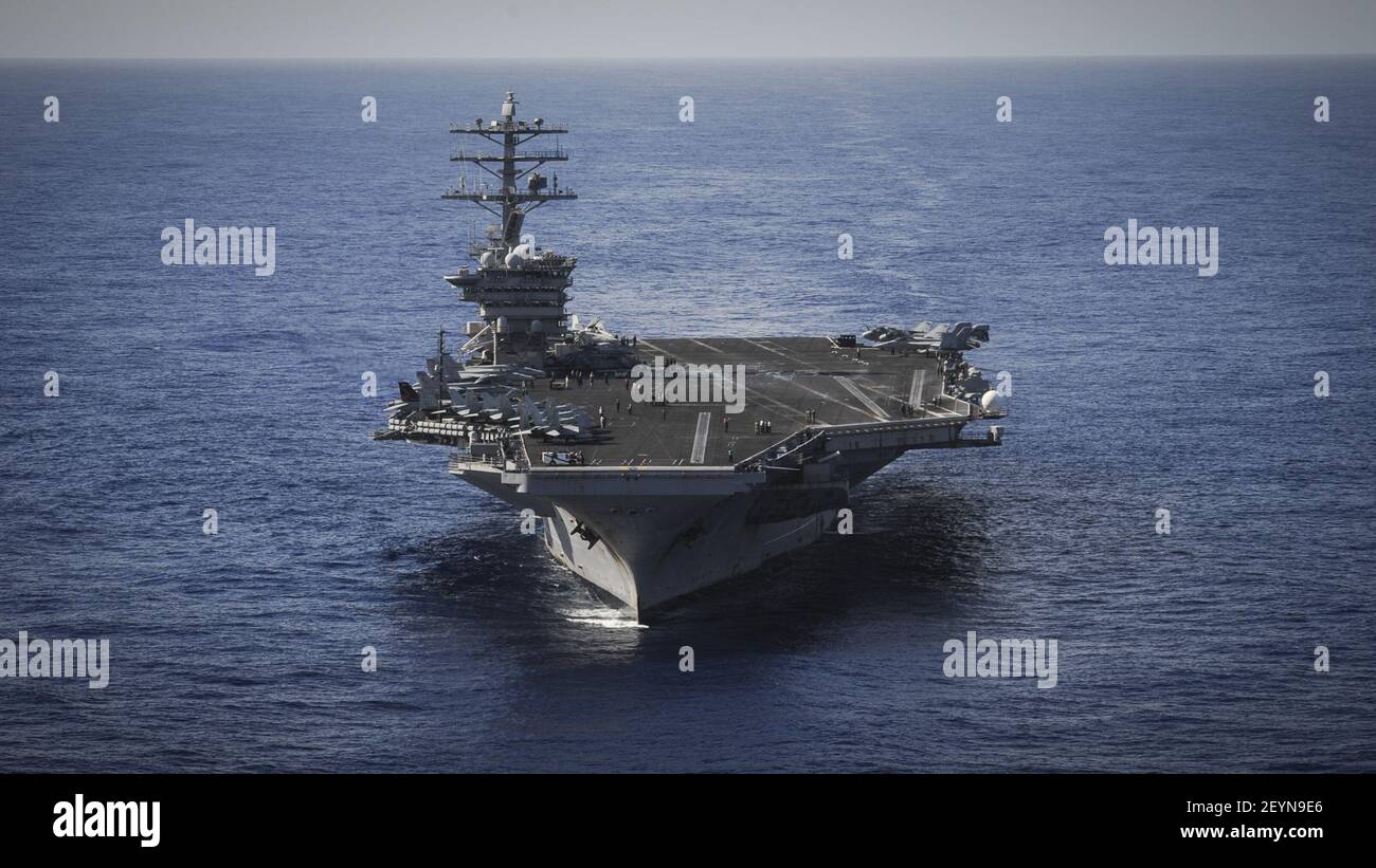 El portaaviones USS Nimitz (CVN 68) pasa por el Océano Pacífico el 2 de diciembre de 2013. El Nimitz estaba en marcha en el área de responsabilidad de la flota de EE.UU. 3rd apoyando las operaciones de seguridad marítima y los esfuerzos de cooperación de seguridad en el teatro. (Foto de Seaman Apprentice Kelly M. Agee, EE.UU. Marina/DoD/Sipa EE.UU.) Foto de stock