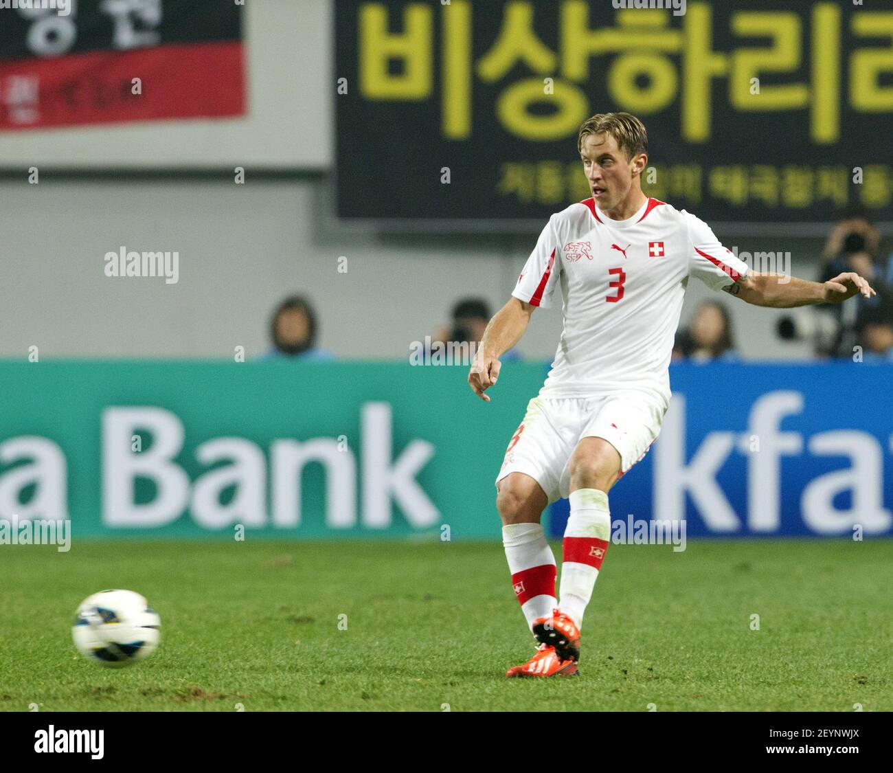 15 de noviembre de 2013 - Seúl, Corea del Sur: El jugador de Suiza Resto  Ziegler se regatea por el balón durante el partido amistoso internacional  contra Corea del Sur y Suiza