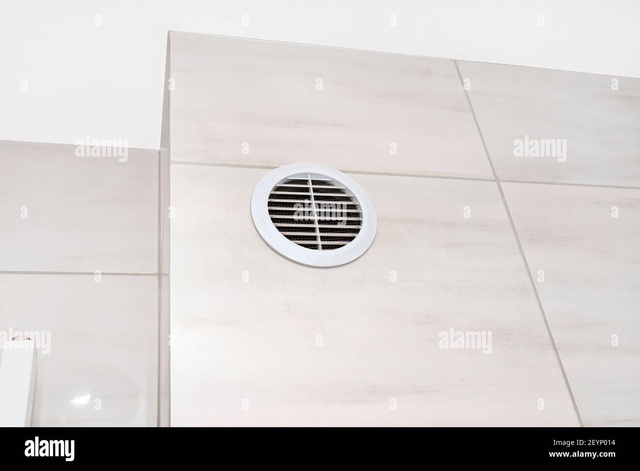 Rejilla blanca en la pared, en el cuarto de baño, de la ventilación por  gravedad en la chimenea de la casa Fotografía de stock - Alamy