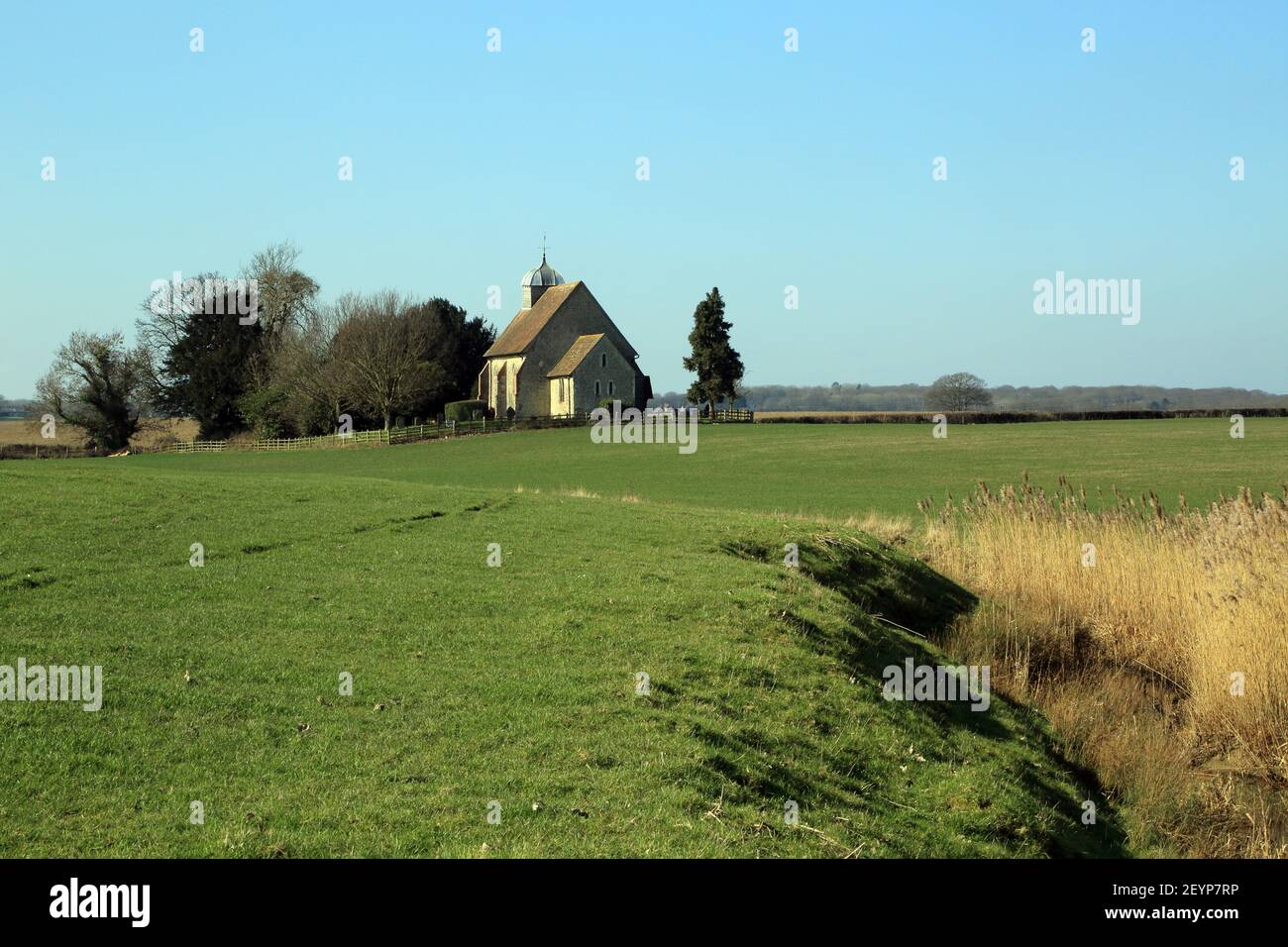 Vista de la iglesia de Saint Rumwold desde las orillas del Canal Militar Real, Bonnington cerca de Ashford en Kent, Inglaterra, Reino Unido Foto de stock
