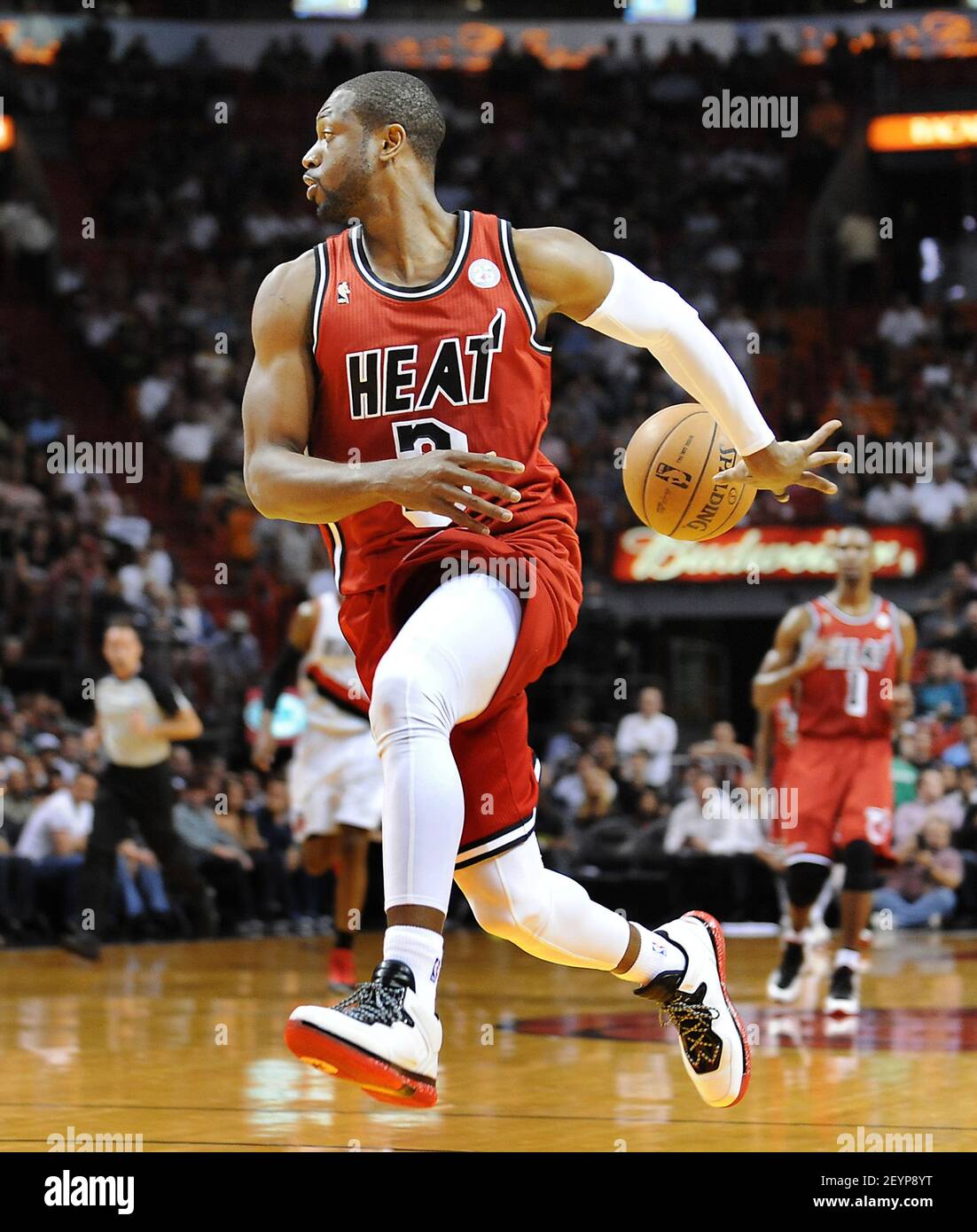 El guarda de calor de Miami Dwyane Wade hace un pase detrás de la espalda a  LeBron James compañero de equipo, no fotografiado, durante el juego contra  los Portland Trail Blazers en