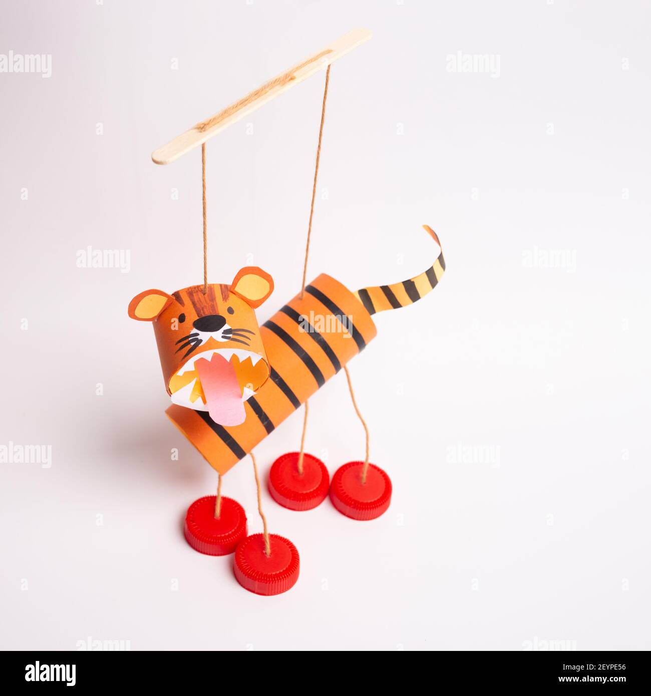Papel higiénico de tigre bricolaje para niños y jardín de infantes, año de  la artesanía de tigre, marioneta de materiales reciclados Fotografía de  stock - Alamy