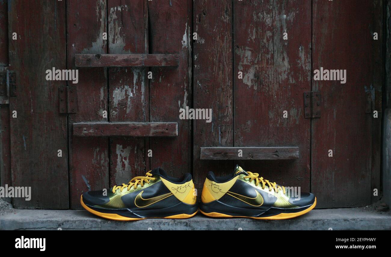 FILE--las zapatillas Nike recogidas firmadas por la superestrella de la NBA Kobe  Bryant propiedad de Liu Zhe se muestran en un carril en la ciudad de  Harbin, al noreste de China¡¯provincia de