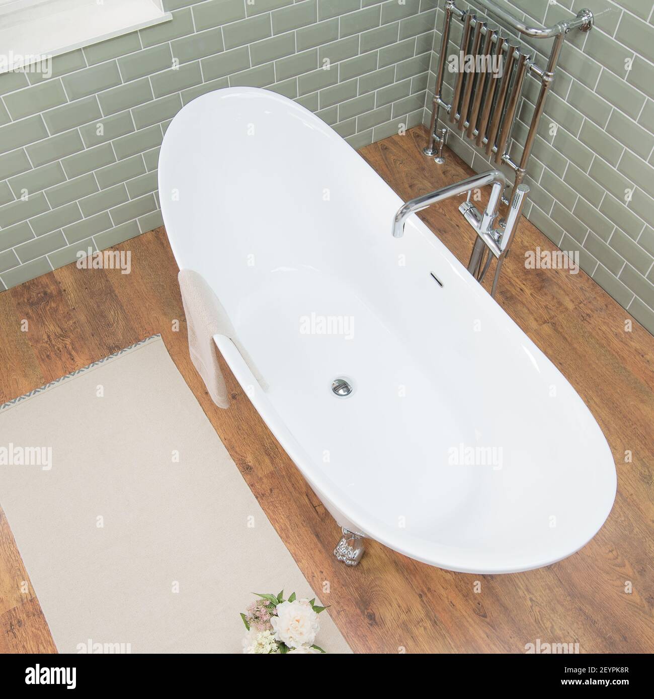 Una bañera ovalada en un cuarto de baño con suelo laminado una casa estilo  loft Fotografía de stock - Alamy