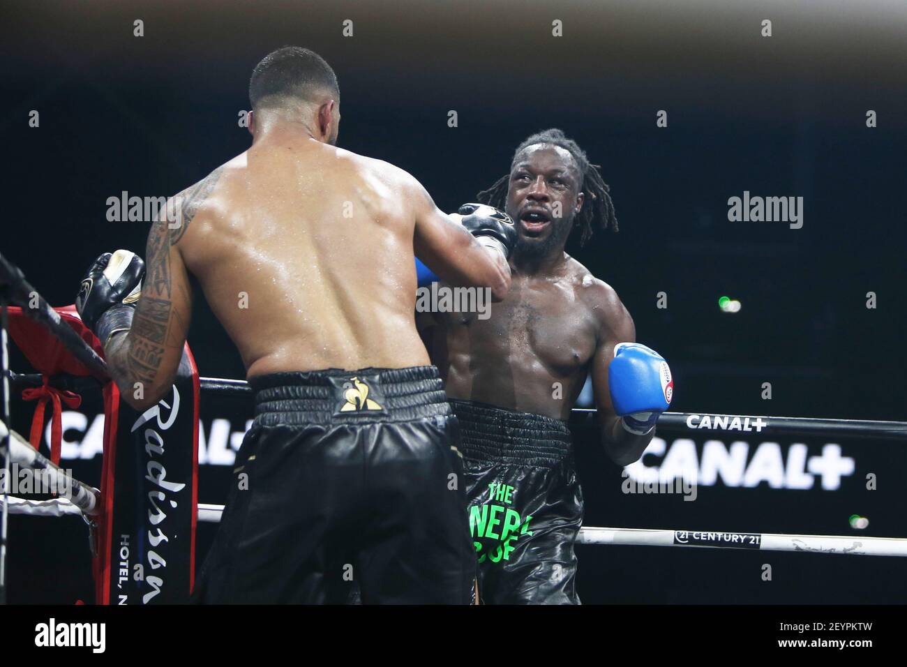 Nantes, Francia. 06th de marzo de 2021. Tony Yoka de Francia y Joel Tambwe Djeko de Bélgica durante el campeonato Heavyweight Europe, evento de boxeo entre Tony Yoka y Joel Tambwe Djeko el 5 de marzo de 2021 en H Arena en Nantes, Francia - Foto Laurent Lairys/DPPI/LiveMedia crédito: Paola Benini/Alamy Live News Foto de stock