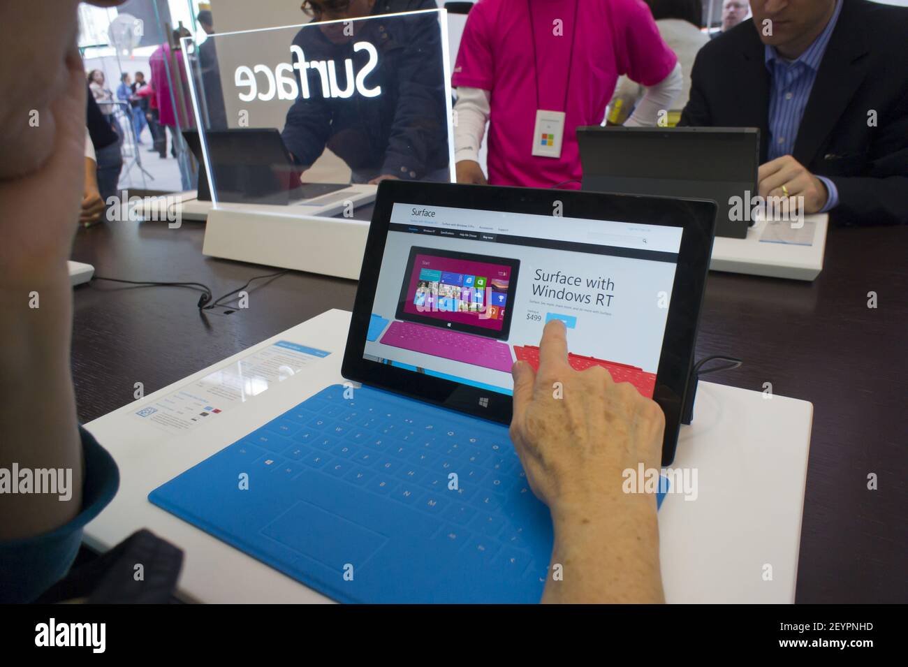 Los compradores exploran el nuevo tablet Microsoft Surface RT en la tienda  emergente Microsoft Surface en Times Square, Nueva York, el viernes 26 de  octubre de 2012. El objetivo de la RT