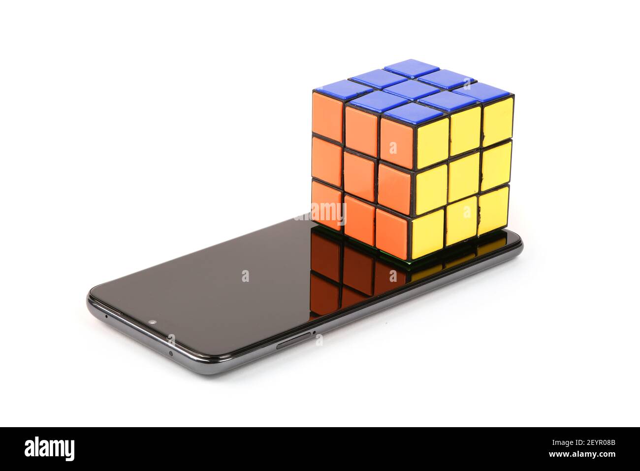 Cubo de Rubik en el teléfono móvil negro. Smartphone con pantalla en  blanco. Aislado sobre fondo blanco. Foto de alta resolución. Profundidad de  campo completa Fotografía de stock - Alamy