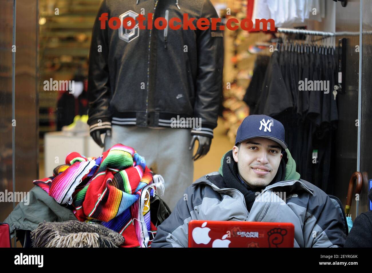 20 Febrero 2012 - Nueva York - Michael Reyes, 21, de Manhattan, permanece  acampada en 1st posición frente a la tienda Footlocker en la calle 34th  desde el jueves 17 de febrero,