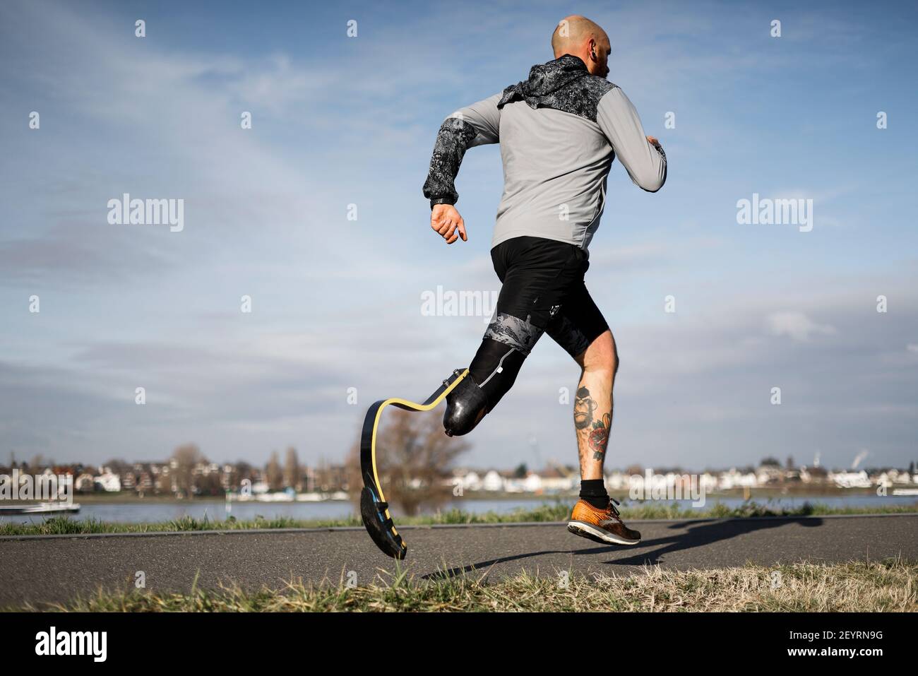 hombre con prótesis de brazo en ropa deportiva lista para hacer ejercicio  por la mañana al aire libre. Concepto de deporte para discapacitados  Fotografía de stock - Alamy