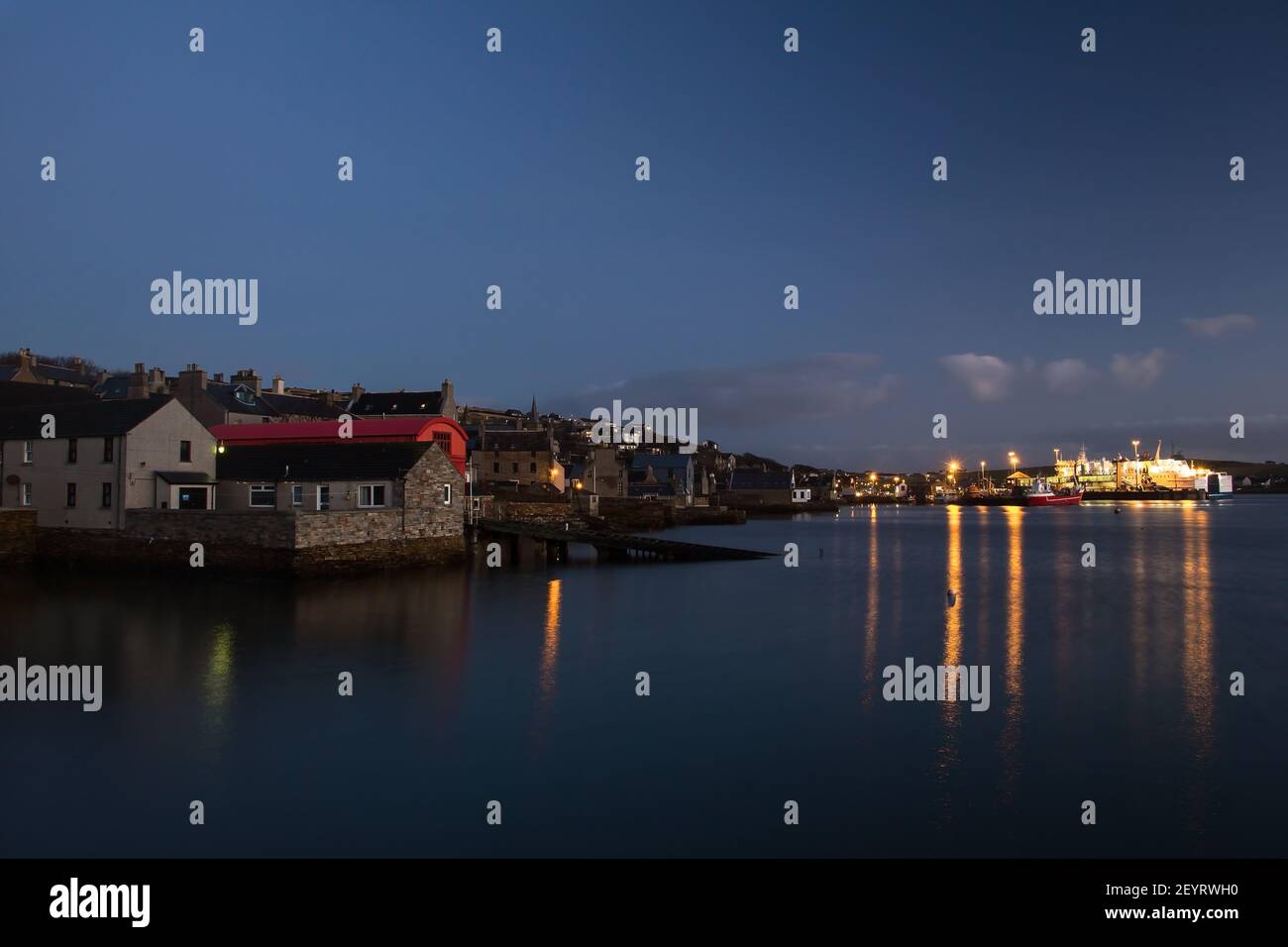 A primera hora de la mañana vista del mar de la ciudad escocesa con cielo azul edificios antiguos y luces Foto de stock