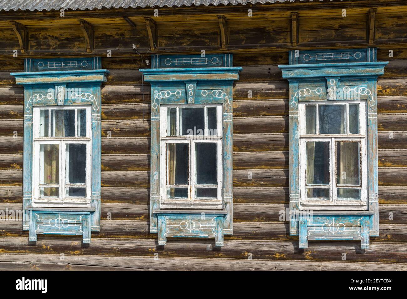 ventana en la casa vieja. casa de madera. choza rusa. ventana decorativa de  madera en una casa de troncos. arquitectura tradicional rusa. 14141294 Foto  de stock en Vecteezy