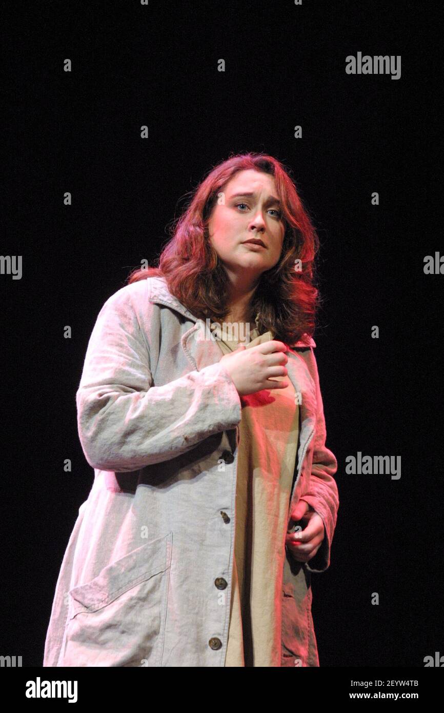 Orla Boylan (Sieglinde) en una actuación de concierto de la VALKYRIE por Wagner en la Ópera Nacional Inglesa (ENO), London Coliseum 24/01/2002 director: Paul Daniel traducción: Jeremy Sams diseño de vestuario: Zeb Lalljee iluminación: Marian Staal staging dirigido por Michael Walling Foto de stock