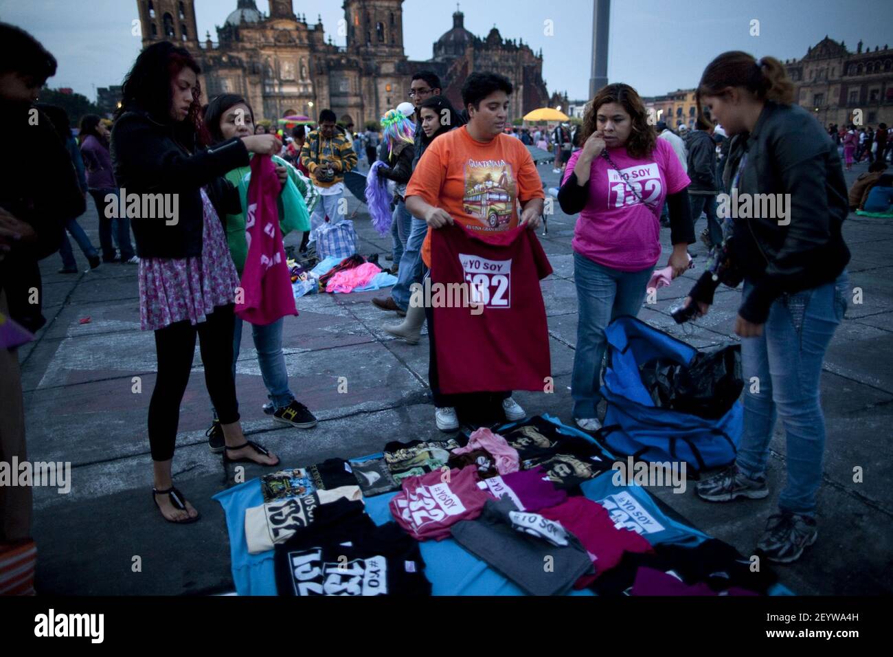30 Junio 2012 - Ciudad de México, México - los vendedores venden la camiseta  de Yo Soy 132. Miles de manifestantes y estudiantes universitarios miembros  del movimiento Yo Soy 132 (tengo 132