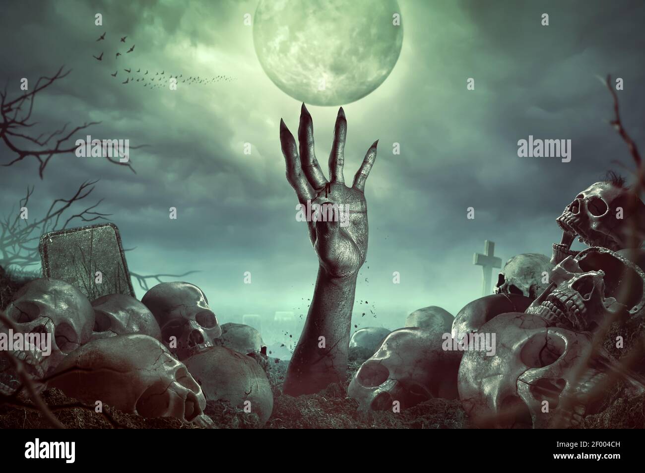 La mano zombie se levanta en la noche oscura de Halloween. Foto de stock