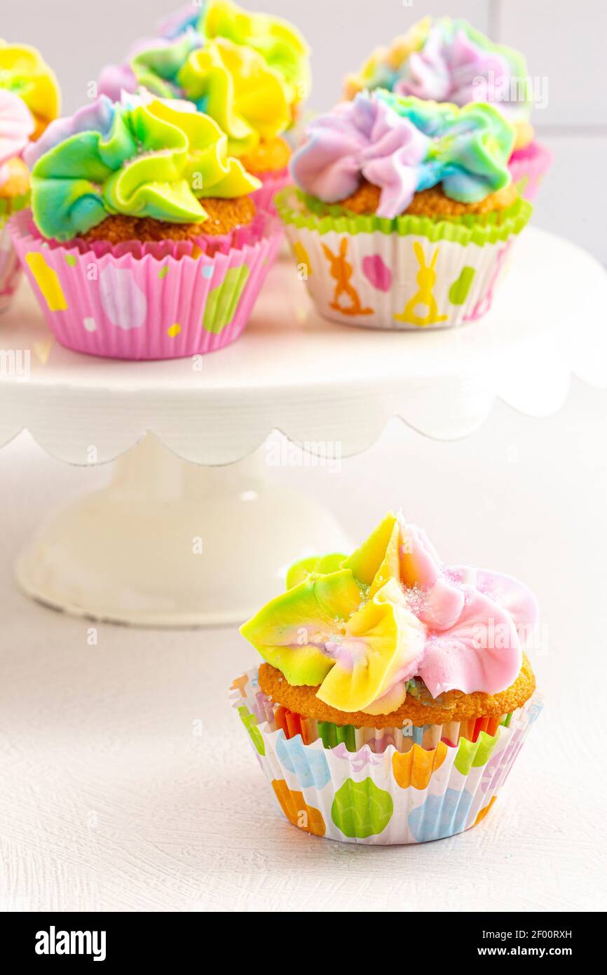 Decorated cupcakes on counter fotografías e imágenes de alta resolución -  Alamy