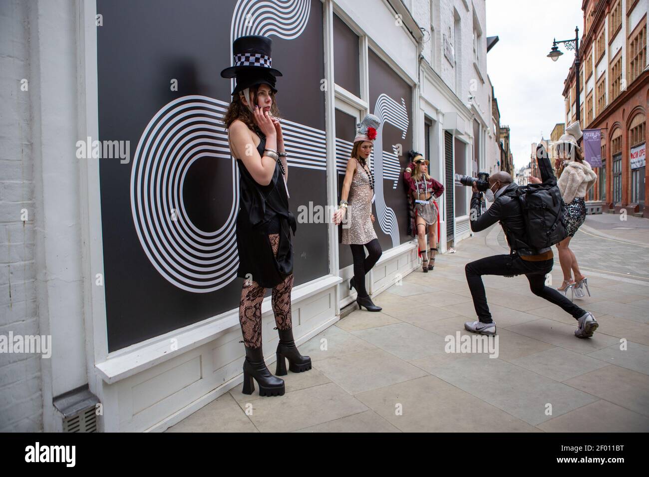 Los modelos muestran la última colección de colores de Pierre Garroudi en uno de los espectáculos de moda de la mob flash de especialidad del diseñador en Bond Street, Londres. Foto de stock