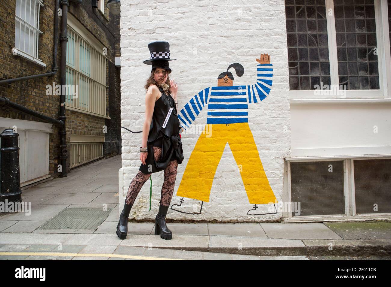 Un modelo muestra la última colección de colores de Pierre Garroudi en uno de los espectáculos de moda de la mob flash de especialidad del diseñador en Bond Street, Londres. Foto de stock
