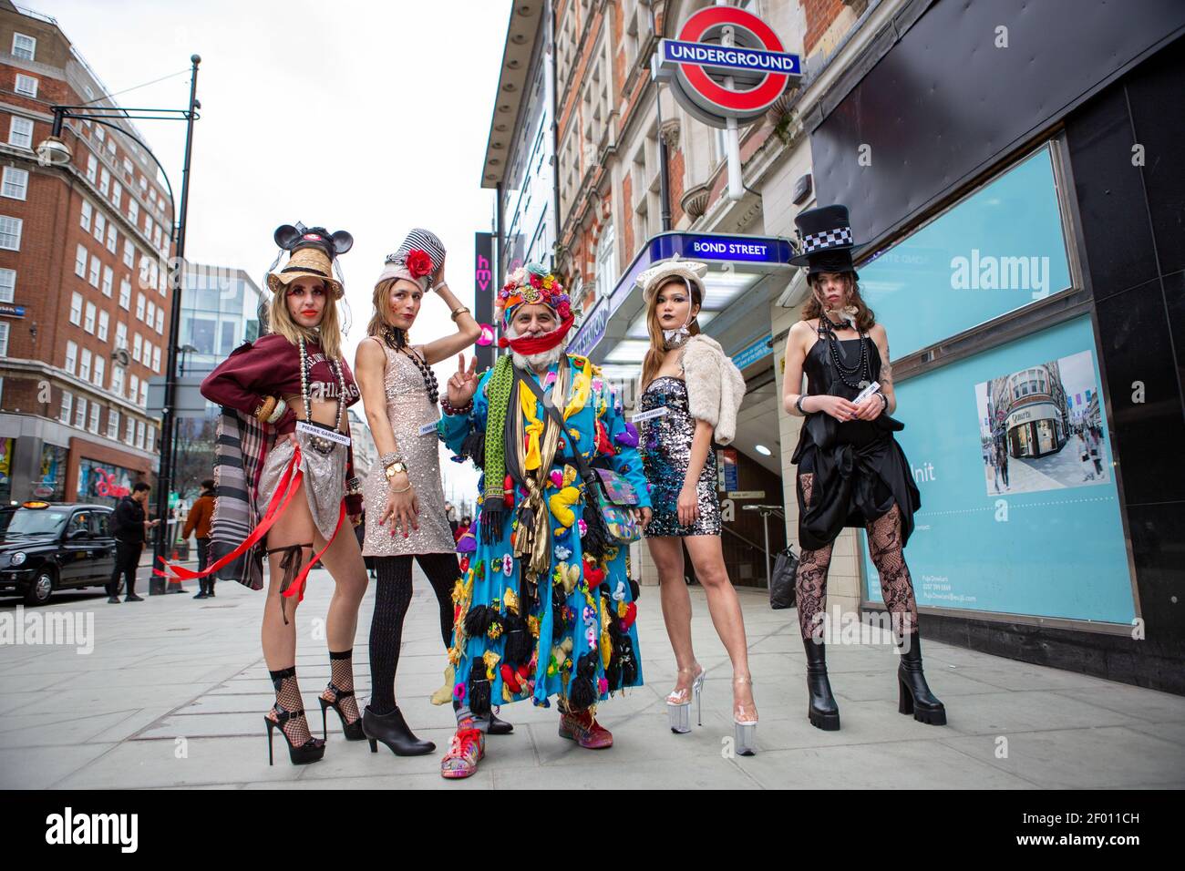 Los modelos muestran la última colección de colores de Pierre Garroudi en uno de los espectáculos de moda de la mob flash de especialidad del diseñador en Bond Street, Londres. Foto de stock