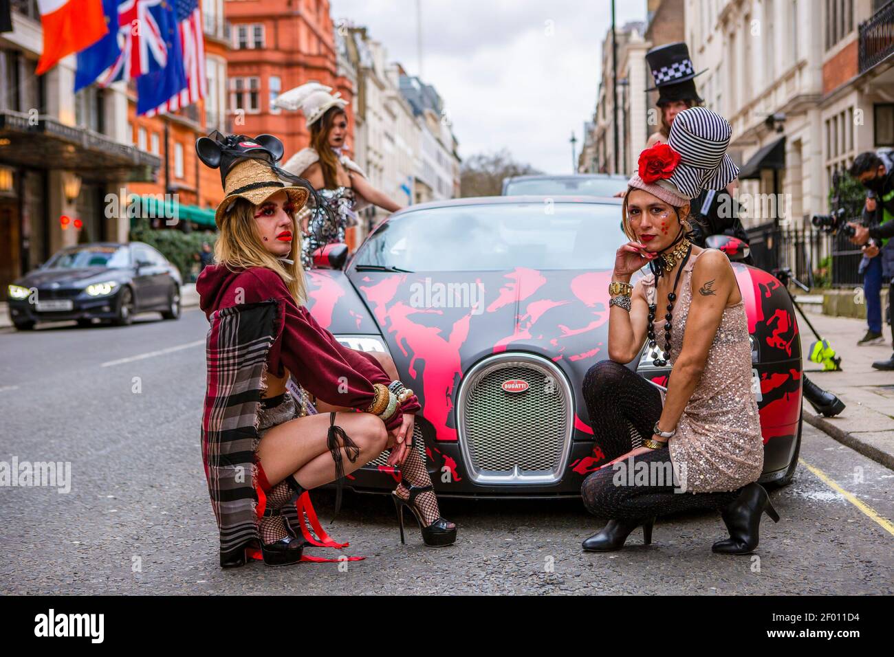 Los modelos muestran la última colección de colores de Pierre Garroudi en uno de los espectáculos de moda de la mob flash de especialidad del diseñador en Bond Street, Londres. Foto de stock