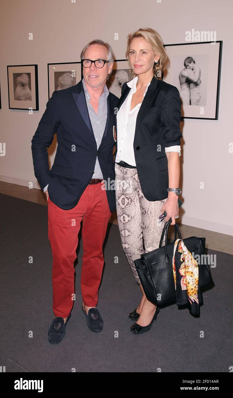 5 DE DICIEMBRE de 2012: El diseñador de moda Tommy Hilfiger y su esposa Dee  Hilfiger asisten a Art Basel Miami Beach 2012 - VIP Preview en el Miami  Beach Convention Center