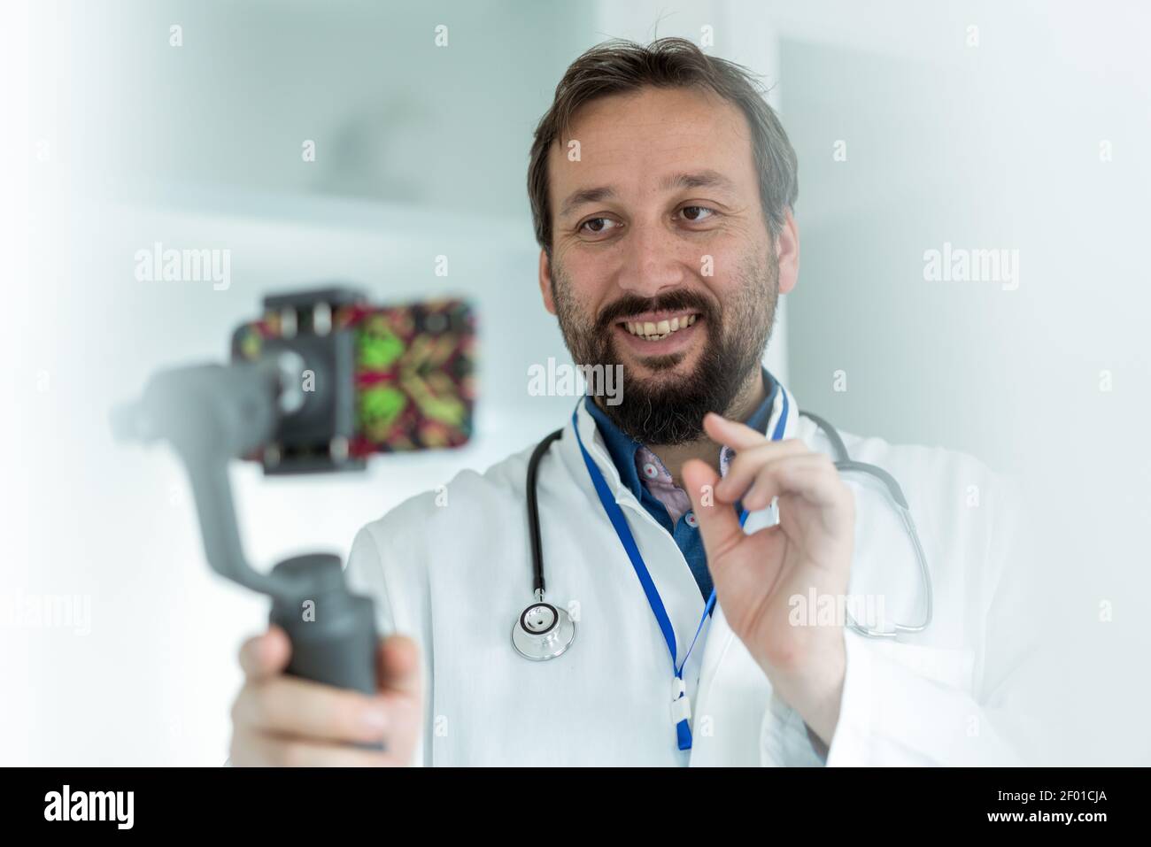 Doctor hablando y streaming de contenido médico en línea, foto de alta calidad Foto de stock
