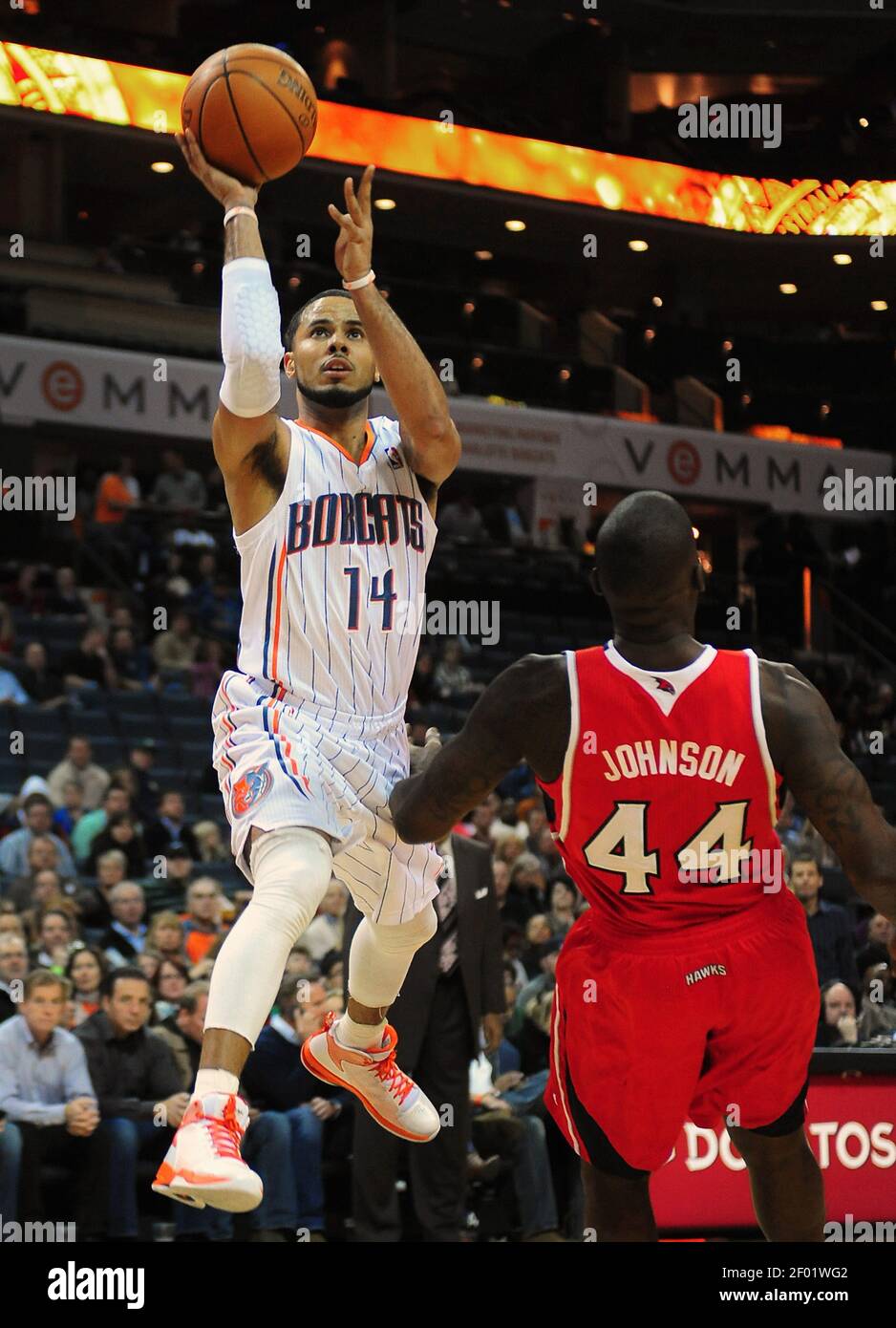 Charlotte Bobcats Guardia D J Augustin 14 Conduce A La Cesta Para Un Tiro Como Atlanta Hawks Adelante Ivan Johnson 44 Cae Hacia Atras Durante La Primera Mitad De Accion En Time Warner