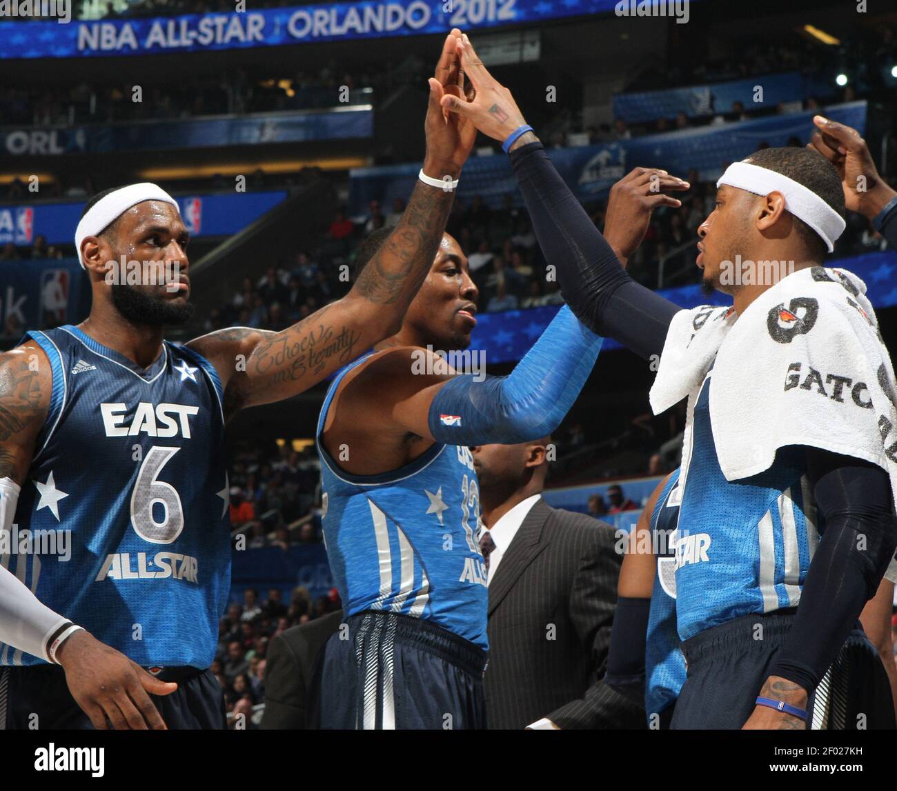 Las estrellas del este LeBron James, Dwight Howard y Carmelo Anthony  intercambian sus mejores fives durante el Juego de estrellas en Amway  Center en Orlando, Florida, Domingo, 26 de febrero de 2012.