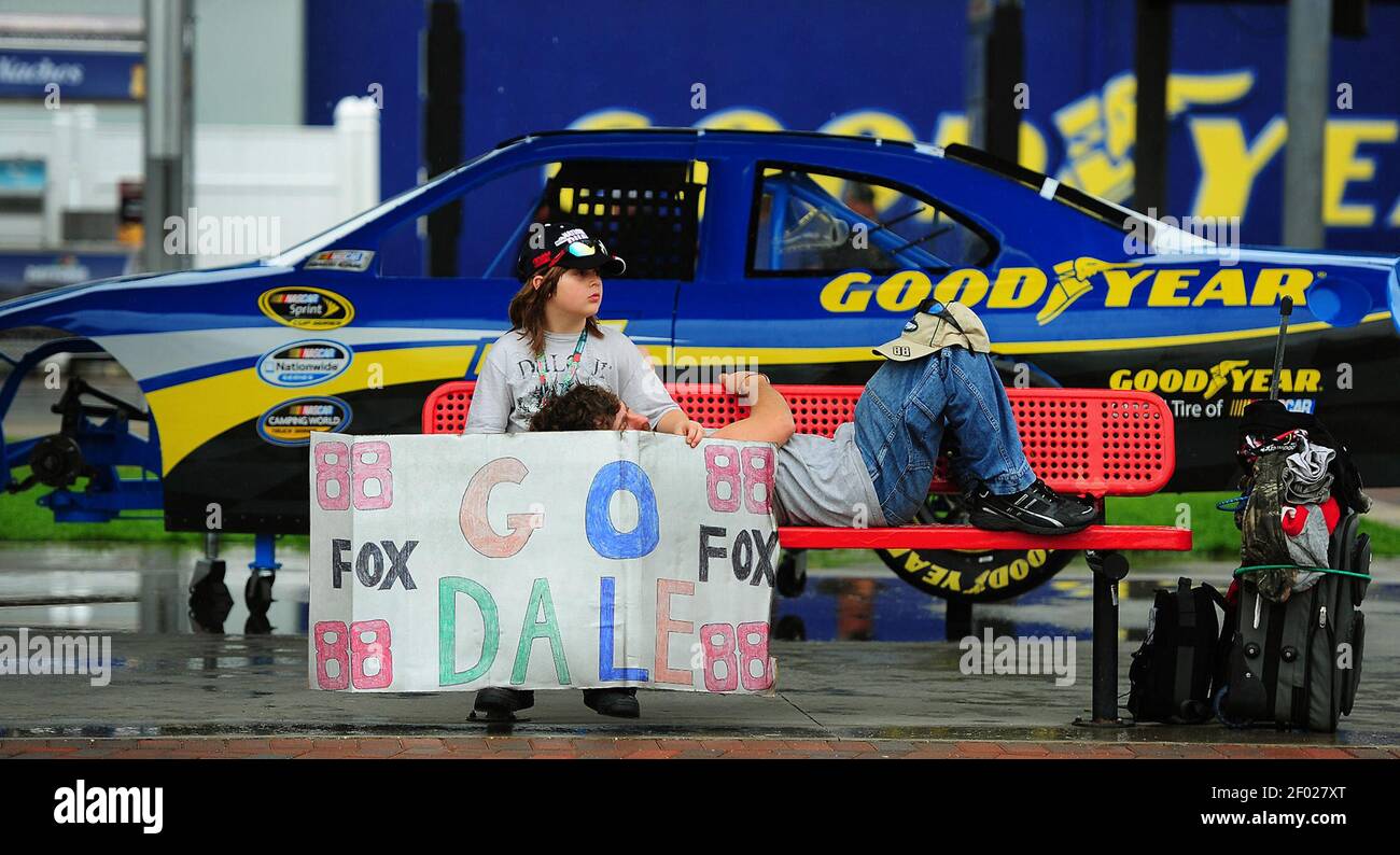 Damian y Robert Daniels, de Massachusetts, esperar la lluvia mientras se  relaja en la zona de fans en Daytona International Speedway, en Daytona  Beach, Florida, lunes, 27 de febrero, 2012. Los funcionarios