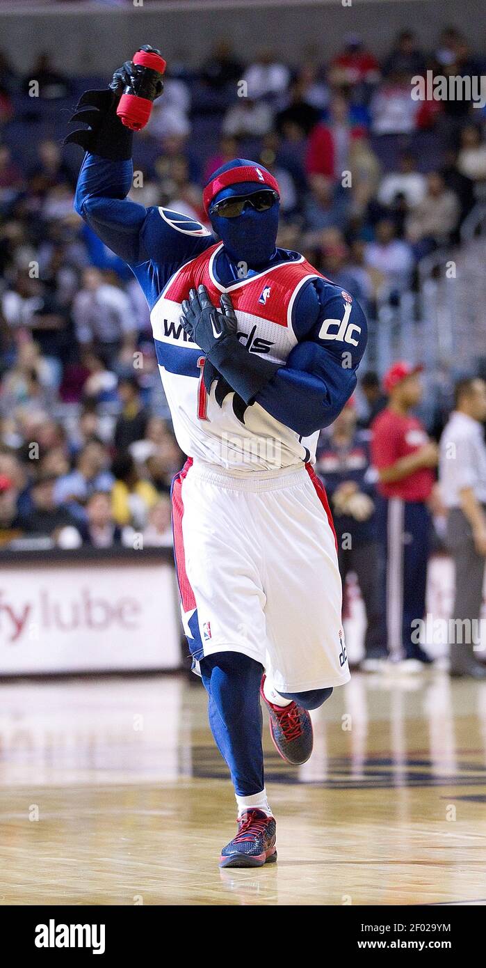 La mascota de Washington Wizards G-Wiz actúa durante un tiempo en su juego  contra los Golden State Warriors durante la segunda mitad de su juego  jugado en el Verizon Center en Washington,