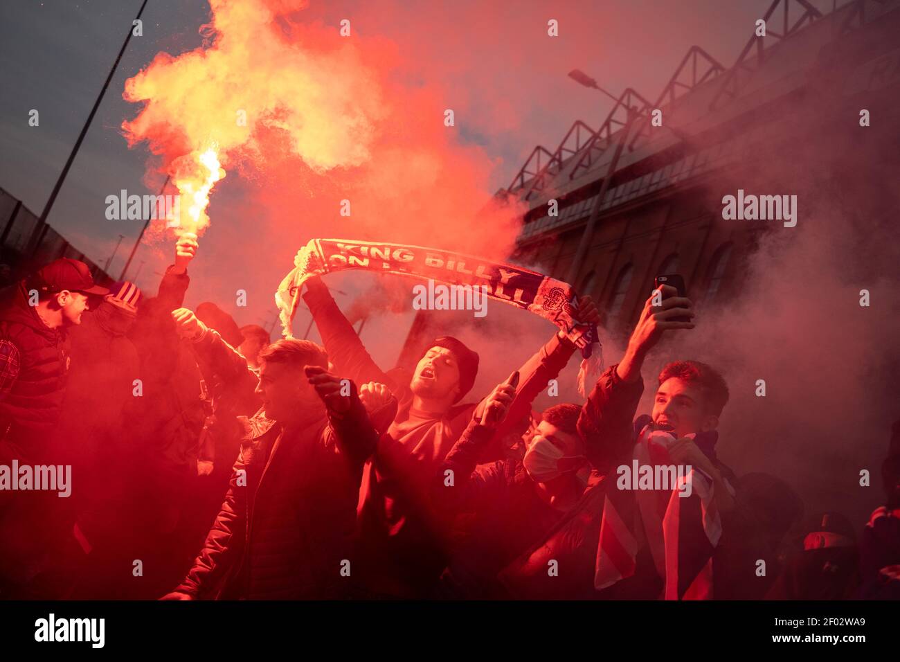 Glasgow, Escocia, el 6 de marzo de 2021. Los fans del Rangers Football Club  desafían las reglas de bloqueo de la pandemia de Covid-19 para reunirse  fuera del estadio Ibrox para celebrar