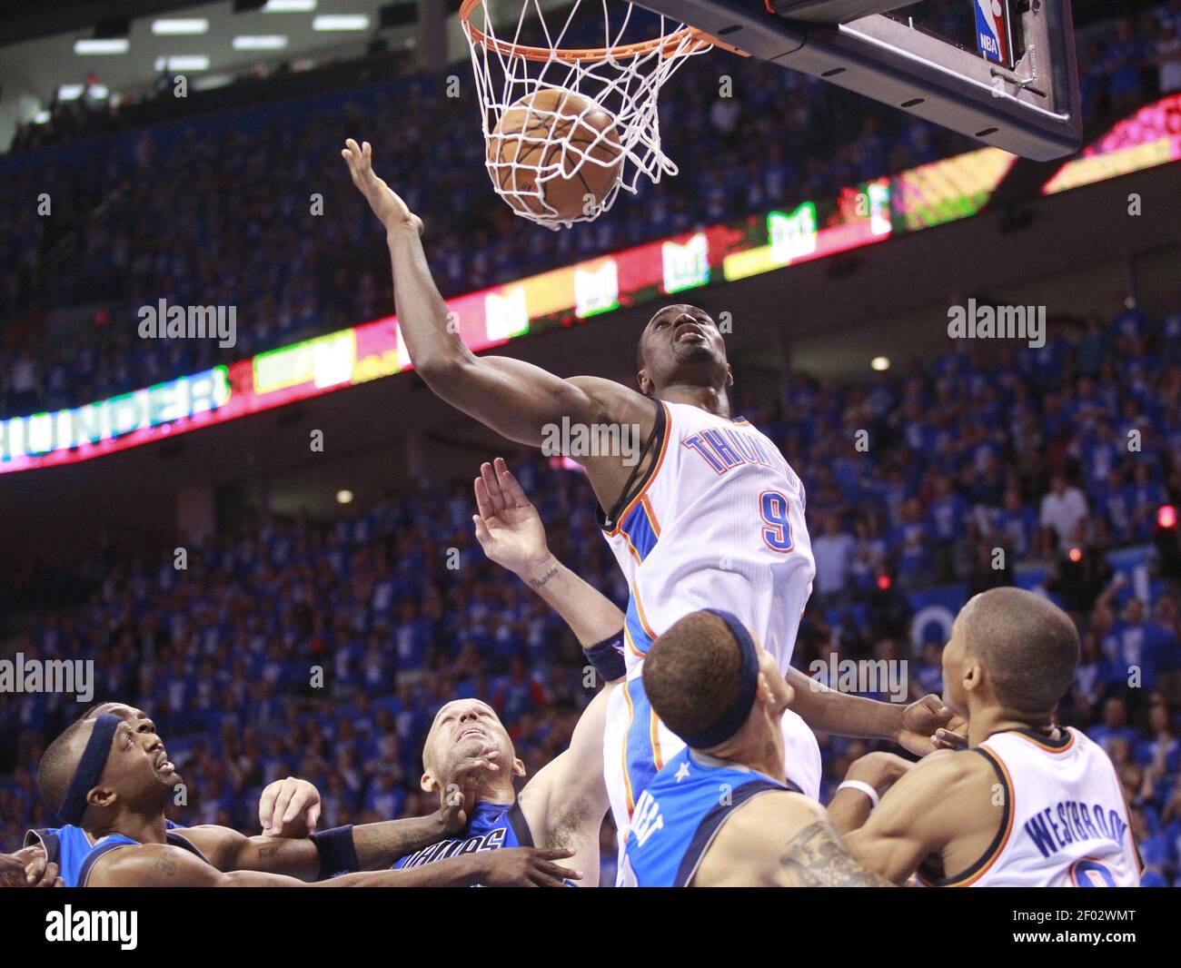 El Serge Ibaka (9) de Oklahoma City Thunder acoge el tiro ganador en los  últimos segundos del compañero Kevin Durant contra los Mavericks de Dallas  en el Juego 1 de la serie