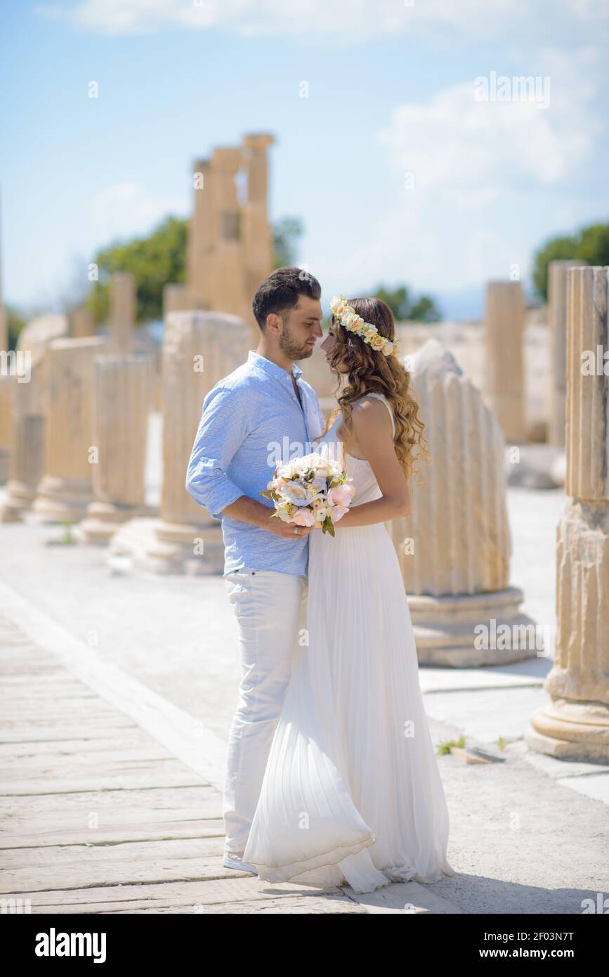 IZMIR, TURQUÍA - 08 de julio de 2017: Novia y novio jóvenes en vestido de  boda, así como vestido de boda informal al aire libre Fotografía de stock -  Alamy