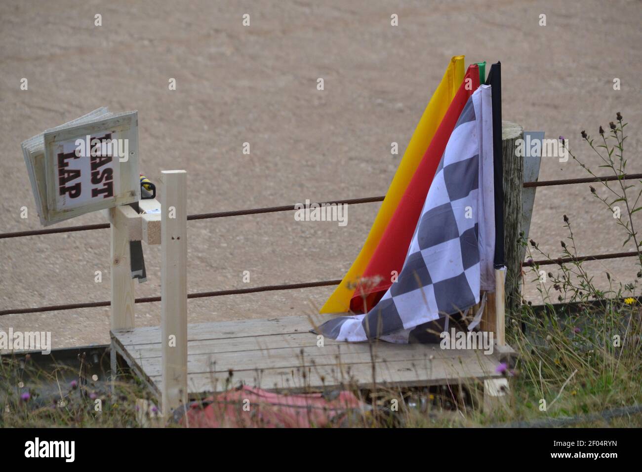 Iniciar / terminar Marshal Post - última vuelta Junta y. Banderas -corto Oval Grass Track Motor Racing - Hunmanby Raceway - Motorsport - Trackside -Yorkshire Reino Unido Foto de stock