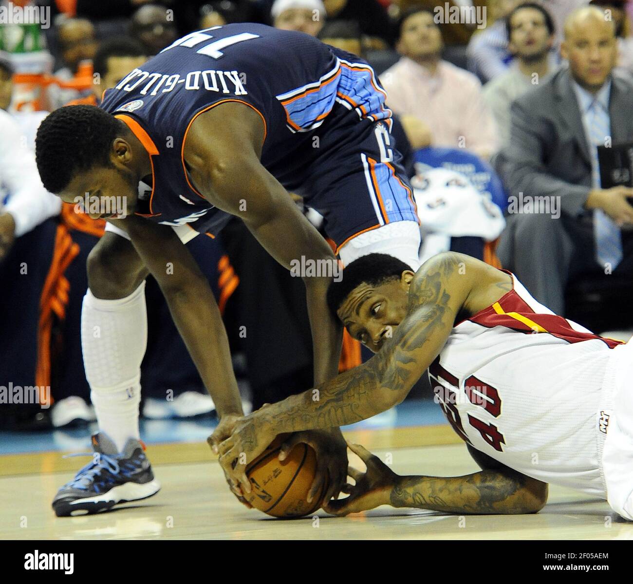 Michael Kidd Gilchrist De Charlotte Bobcats 14 Y Udonis Haslem De Miami Heat 40 Se Esfuerzan Por Controlar La Pelota Durante La Primera Mitad En Time Warner Cable Arena En Charlotte Carolina Del