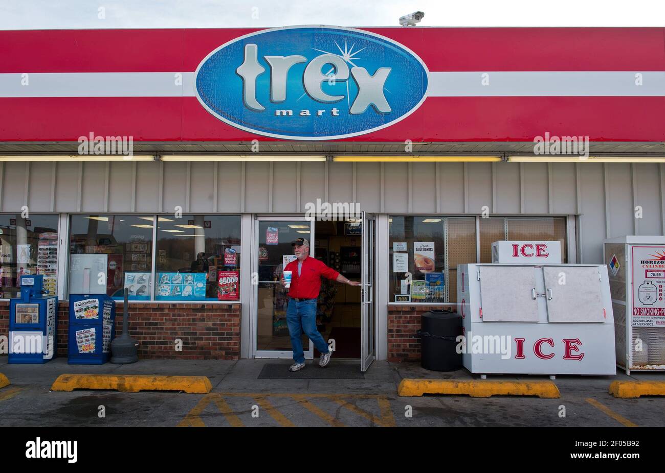 La gasolinera Trex Mart en la autopista Z 17605 en Dearborn, Missouri