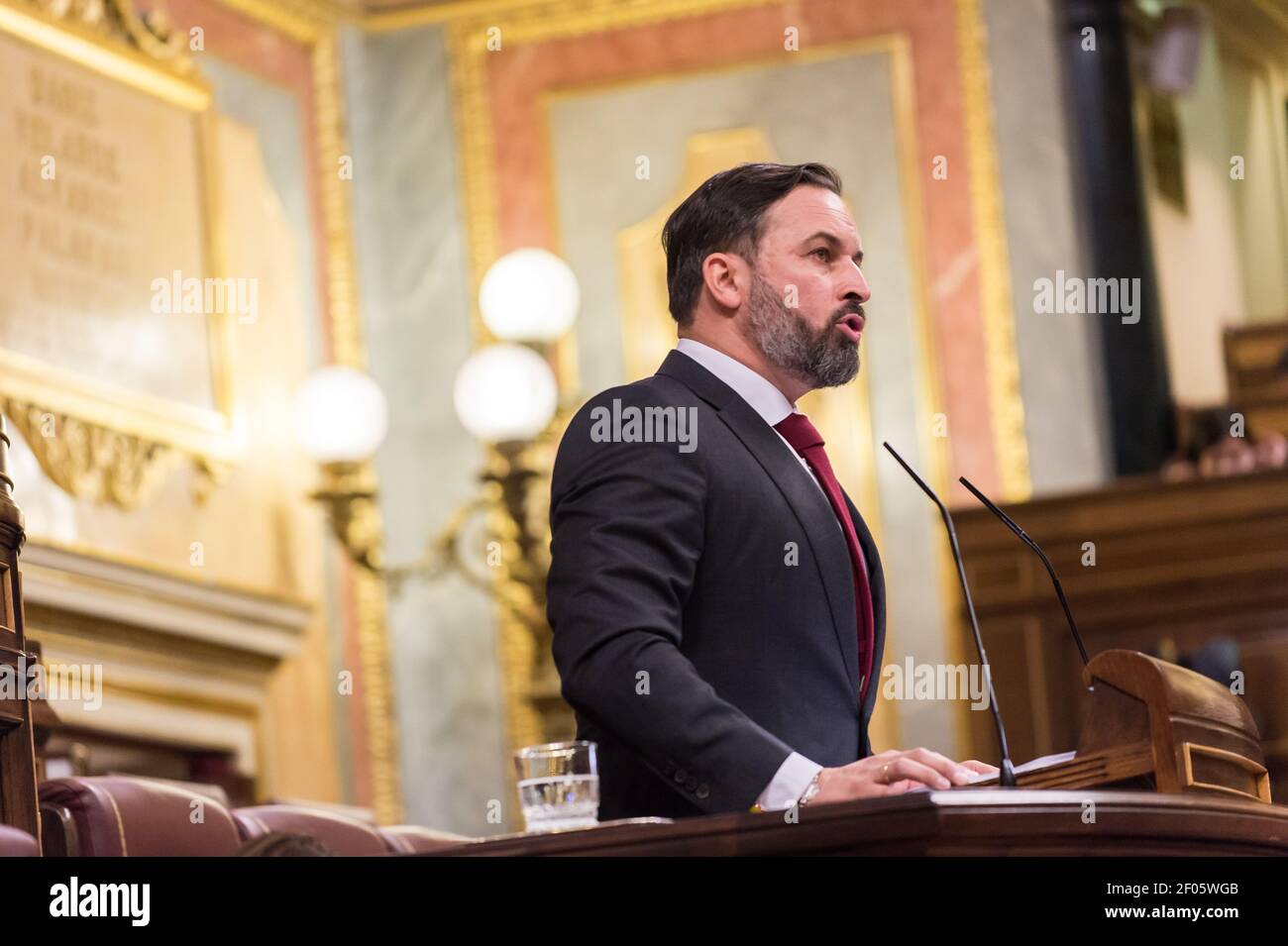 líder del partido Vox, Santiago Abascal, habla durante una sesión parlamentaria en Madrid. Hoy en sesión plenaria debate una moción de del partido de extrema derecha Vox contra