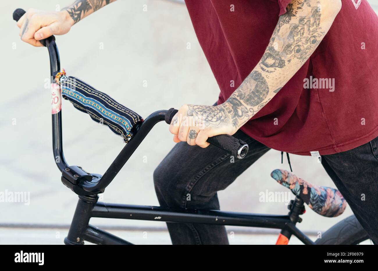 Retrato Del Hombre Adulto Joven Tatuado En La Bici De BMX Foto de archivo -  Imagen de extremo, tatuado: 135334216