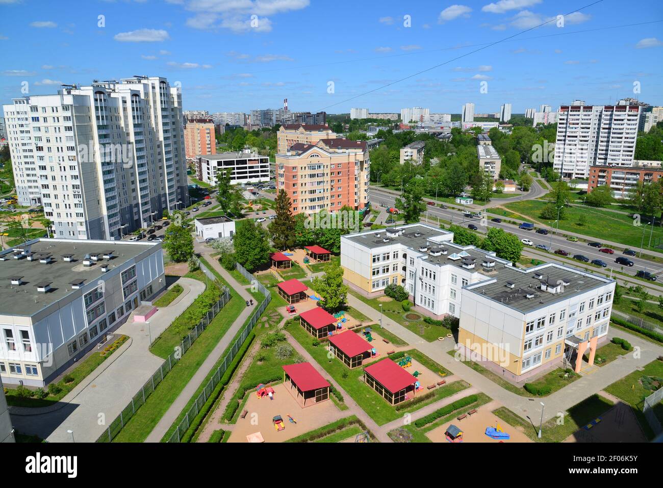 Moscú, Rusia - mayo 13.2016. Vista superior del distrito 20 de Zelenograd con el kindergarten Foto de stock