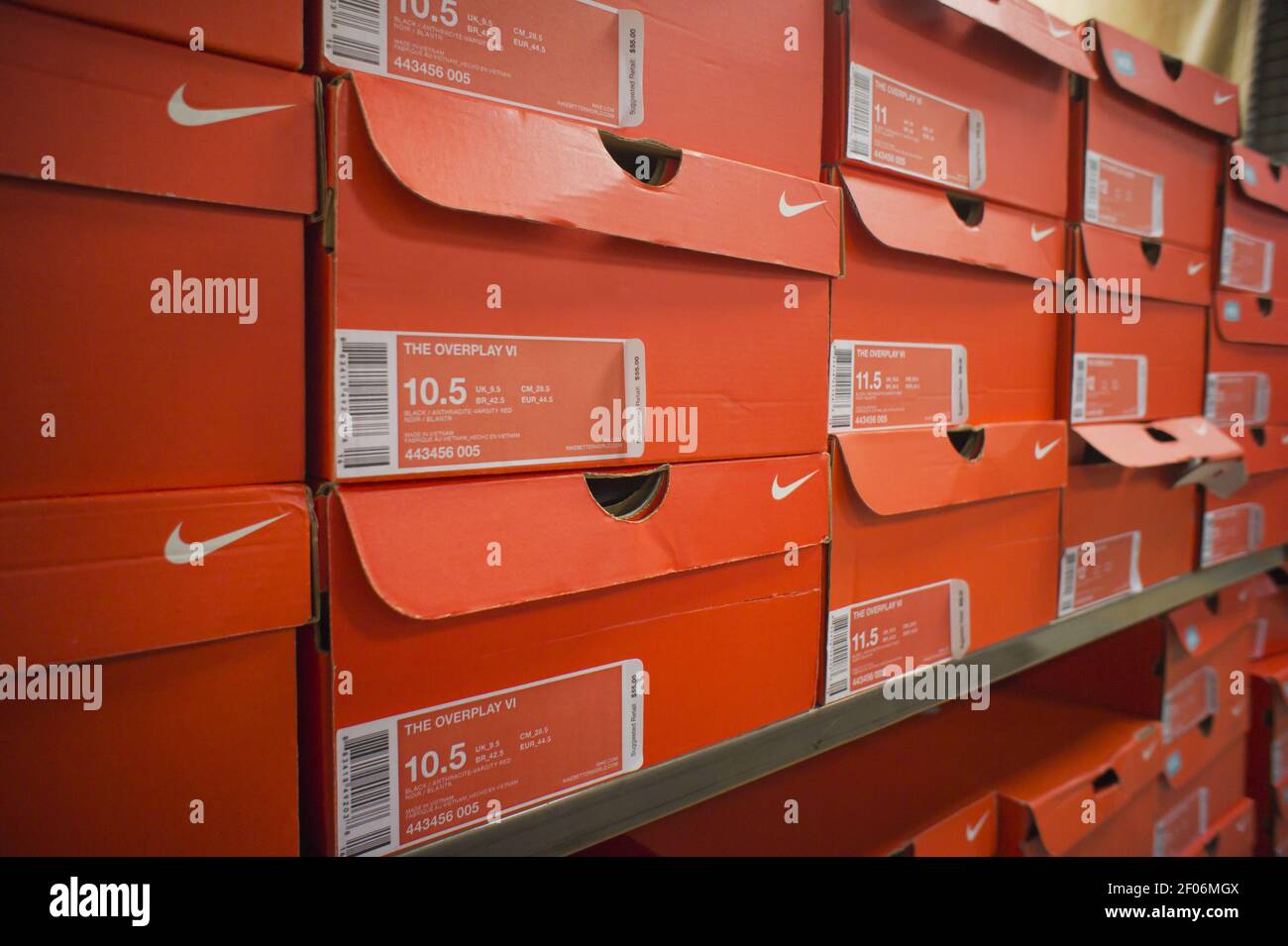 Las cajas de calzado se ven en una tienda de artículos deportivos en Nueva York el lunes, 10 de octubre de 2011. Nike informó de los beneficios del último