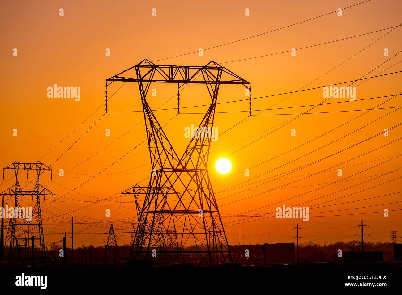 Torres eléctricas con muchas líneas eléctricas, Sunrise, Pennsylvania, EE.UU Foto de stock
