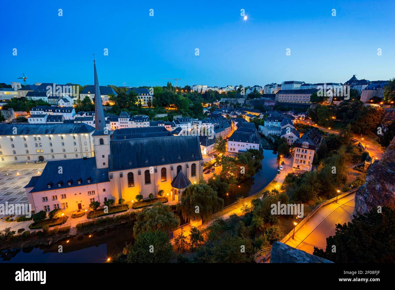 La histórica y bella vista magnífica del Grund, Luxemburgo Foto de stock