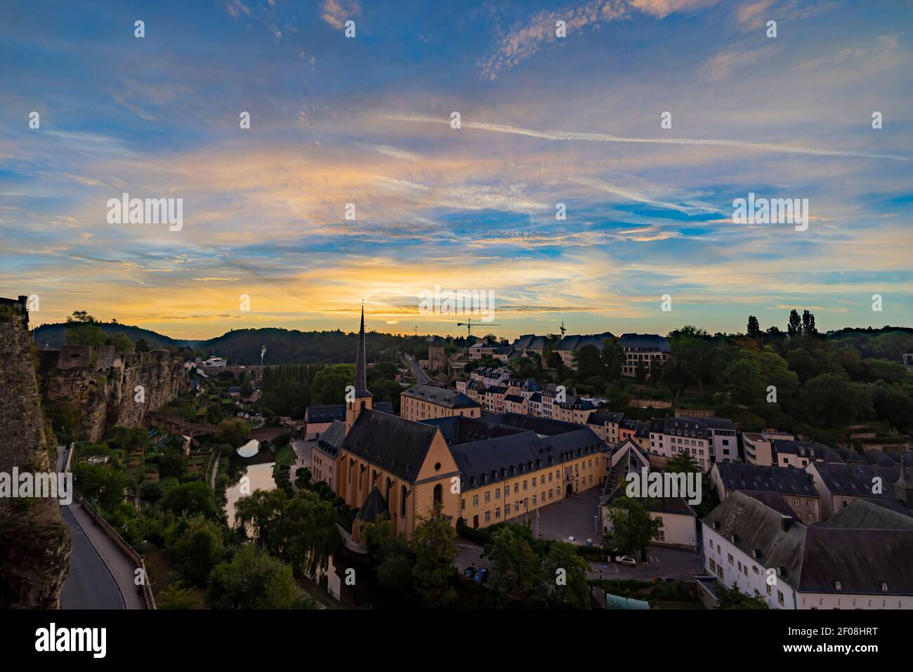 La histórica y bella vista magnífica del Grund, Luxemburgo Foto de stock