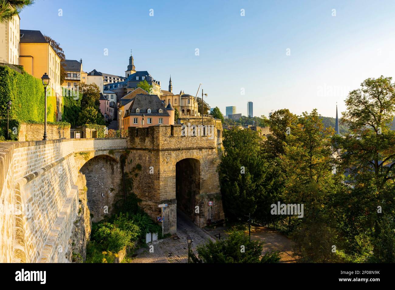 La histórica y bella vista magnífica del Grund, Luxemburgo Foto de stock