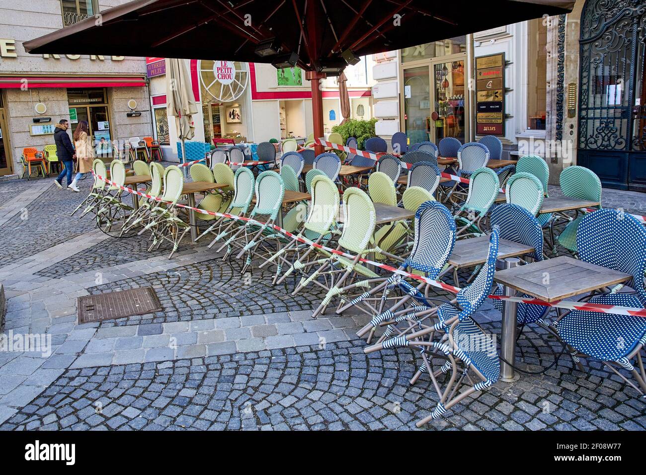 Viena. 6th de marzo de 2021. Foto tomada el 6 de marzo de 2021 muestra mesas y sillas selladas fuera de un restaurante en Viena, Austria. Para el año 2020, el PIB de Austria registró el descenso más notable desde 1945, con un déficit del 6,6%. Crédito: Georges Schneider/Xinhua/Alamy Live News Foto de stock