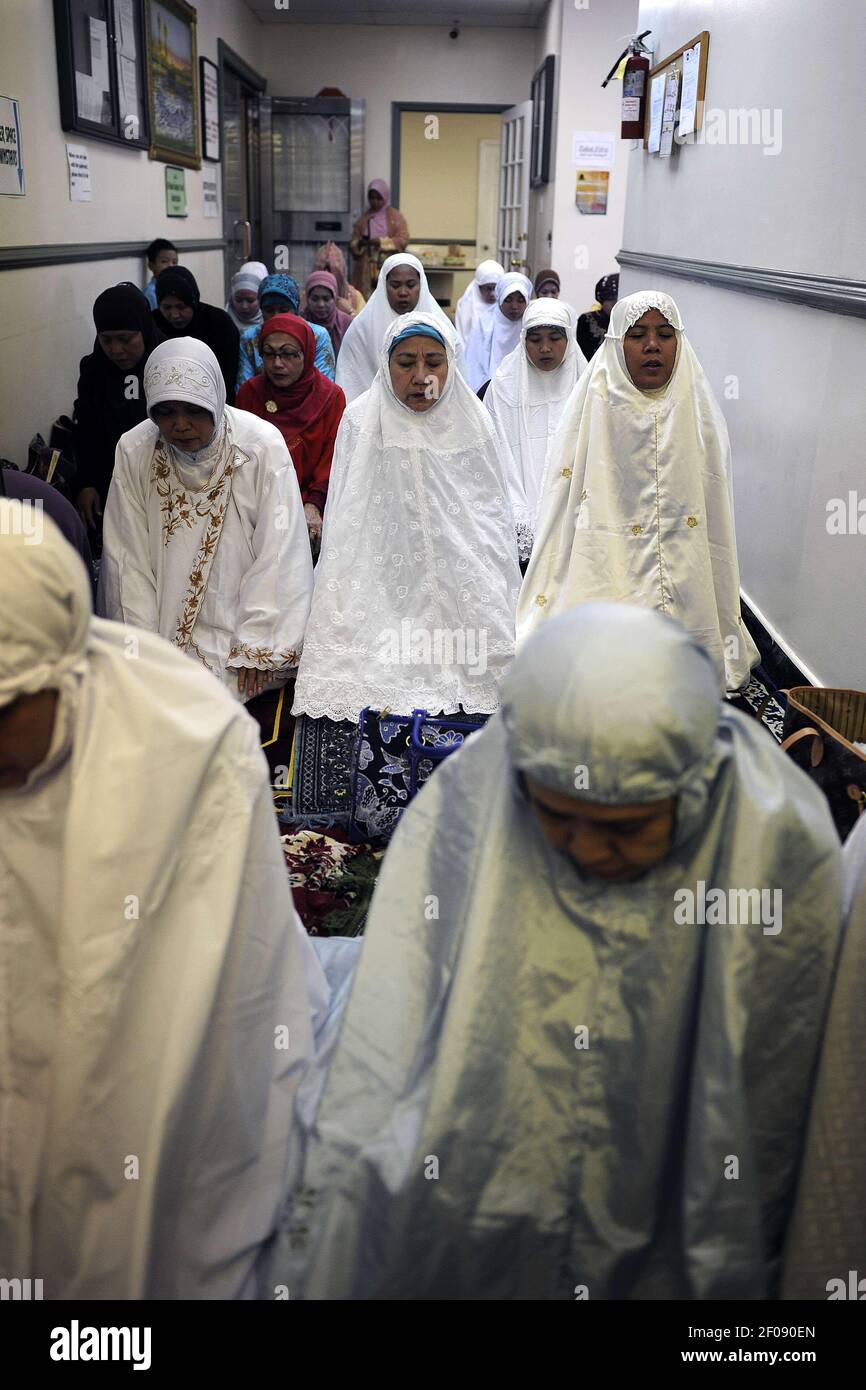 30 de agosto de 2011 - Nueva York - los miembros de la comunidad musulmana  que visten el Jilbab, ropa tradicional usada por mujeres musulmanas,  asisten a los servicios de oración en