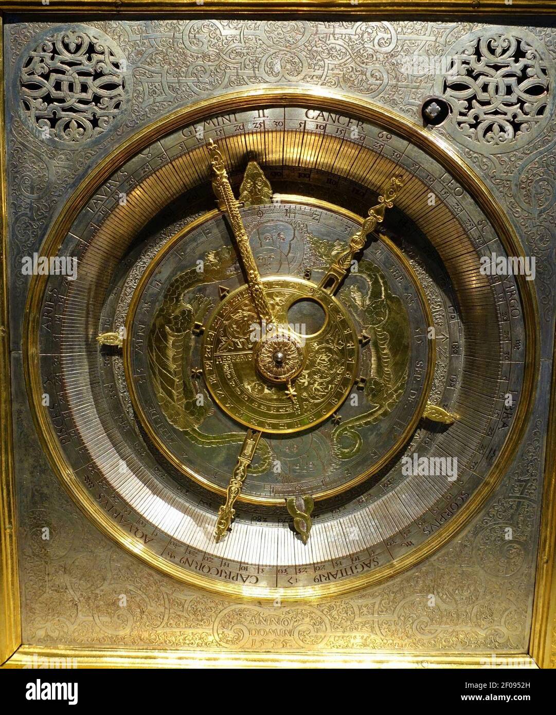 Reloj planetario por Philipp Imser con Gerhard Emmoser, alemán, c.  1554-1561, cobre dorado y plateado, latón, hierro, ver 2 Fotografía de  stock - Alamy