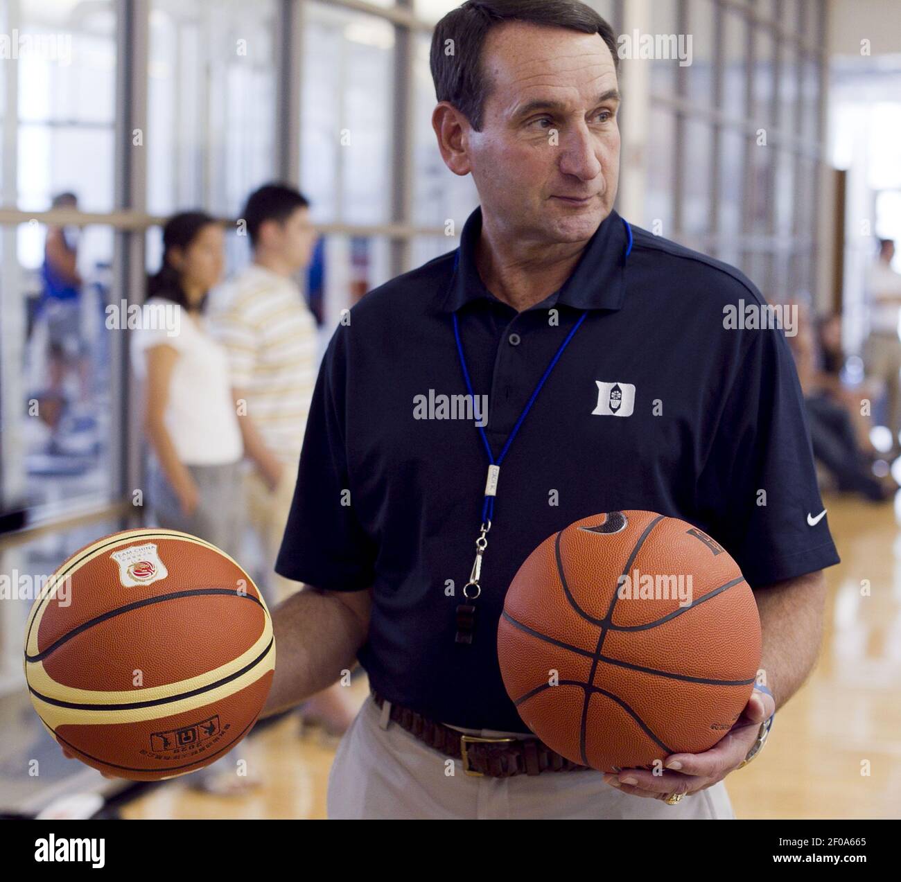 El entrenador de Duke Mike Krzyzewski muestra a los medios de comunicación  las diferencias entre un baloncesto chino y estadounidense durante el  entrenamiento de su equipo el martes, 9 de agosto de